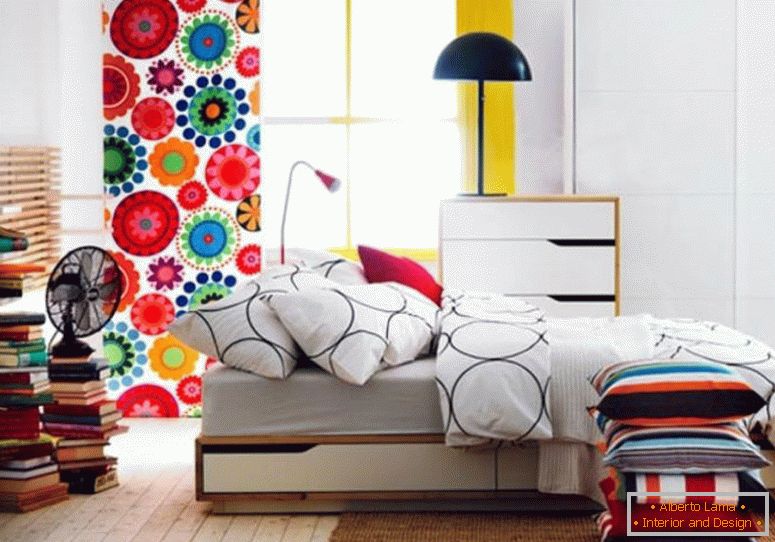 familie-room-design-idei-mici-apartament-pat-set-mobilier-dormitor-Ikea design-cu-lemn-podea și-o perdea care-are-un-minunat-floral-motiv-