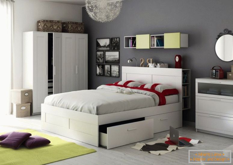 de culoare maro deschis-dreptunghi-nightstand-Ikea-dormitoare idei alb-floral-Dormitori-pentru-tine-queen-size-platform-pat-stele-model-pătură-roșu-tesatura-scaun din lemn masiv-