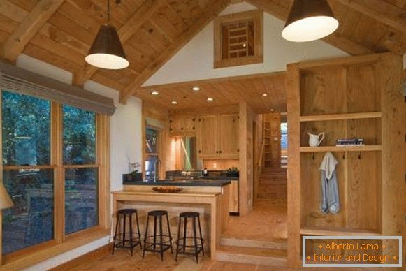 Interiorul casei de lemn din cherestea din interior - fotografia bucătăriei din camera de zi