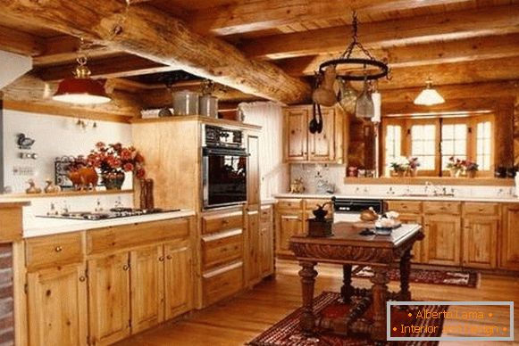 Interiorul bucătăriei unei case din lemn - fotografie din lemn