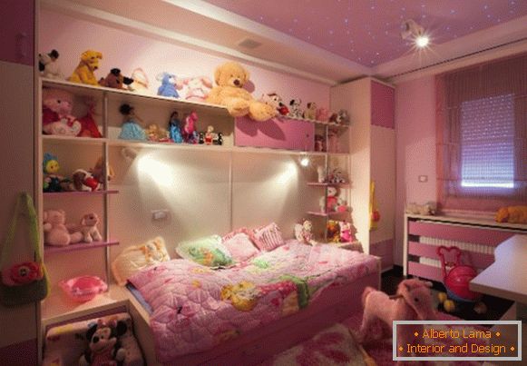 interiorul unei camere pentru copii mici pentru o fată