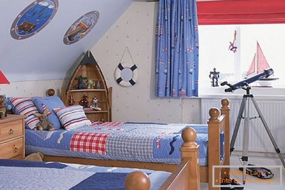 un interior interesant al unui dormitor pentru copii pentru băieți la mansardă