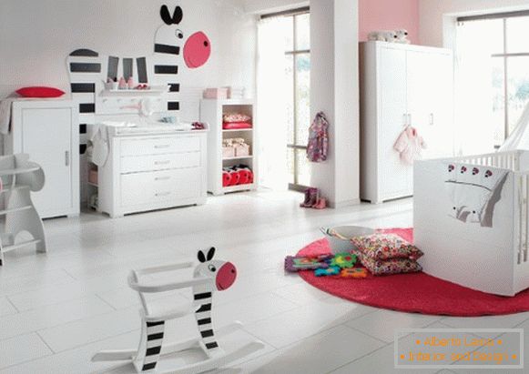 Interiorul spațios al dormitorului pentru copii în tonuri albe