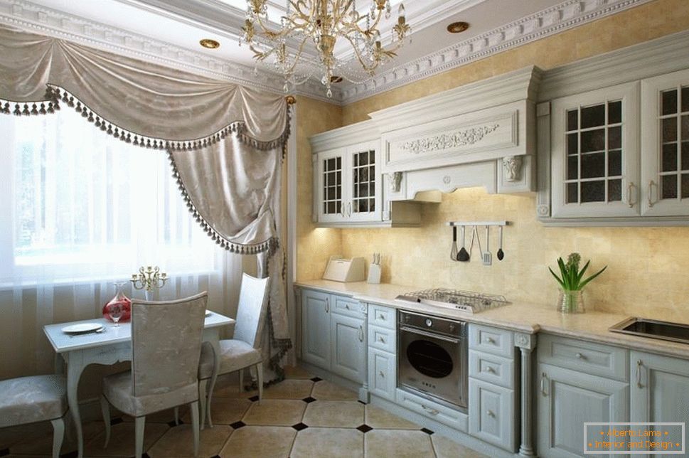Bucătărie în stil clasic cu baghete pe tavan