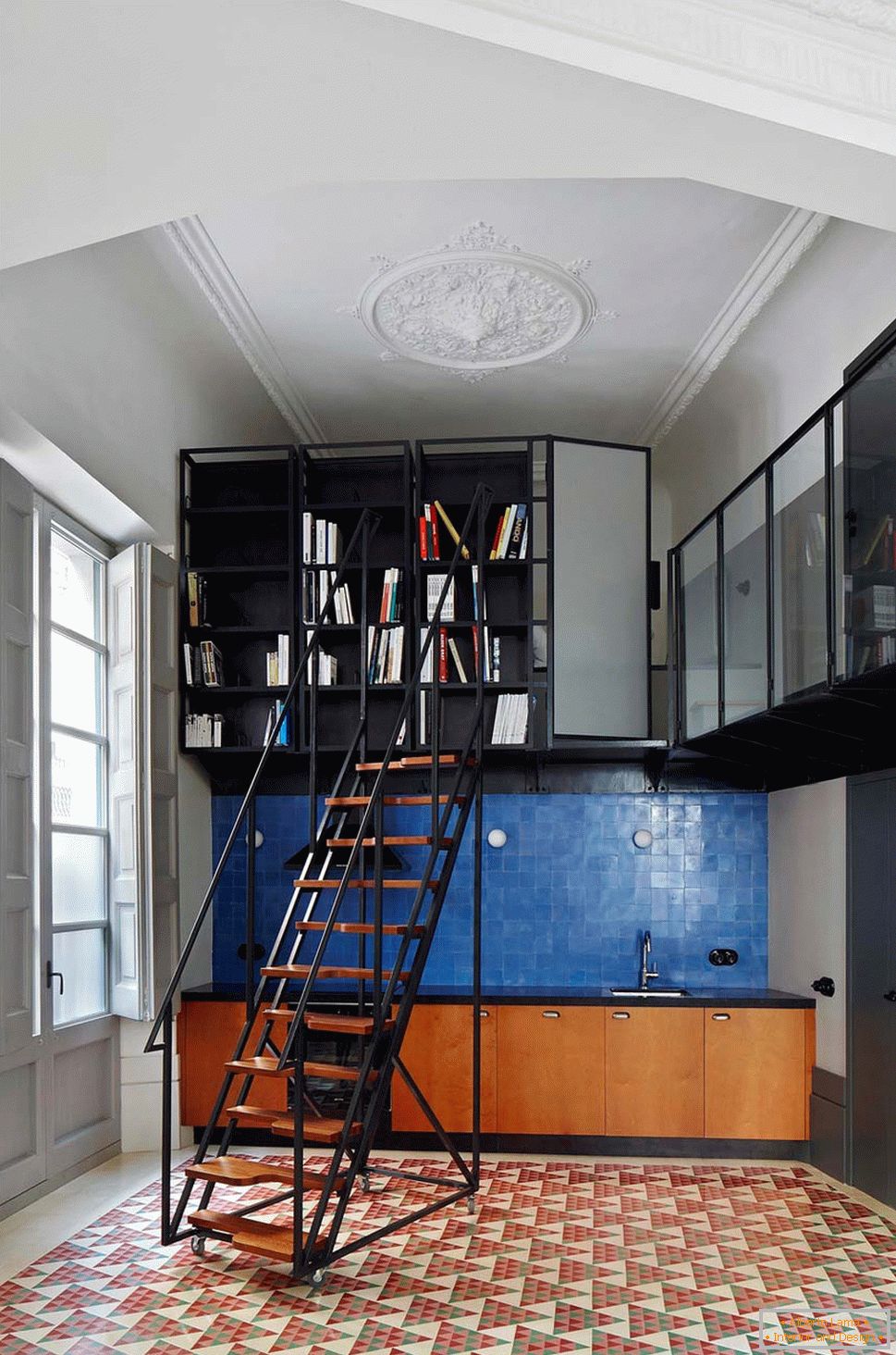 Bibliotecă în interiorul unui mic apartament pe două nivele