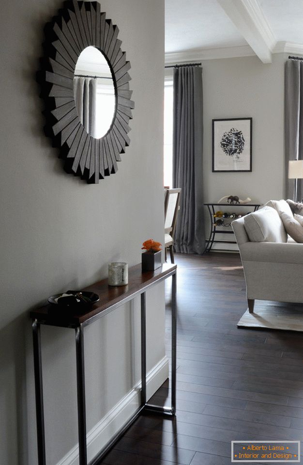 Interiorul unui apartament mic: o oglindă rotundă pe hol