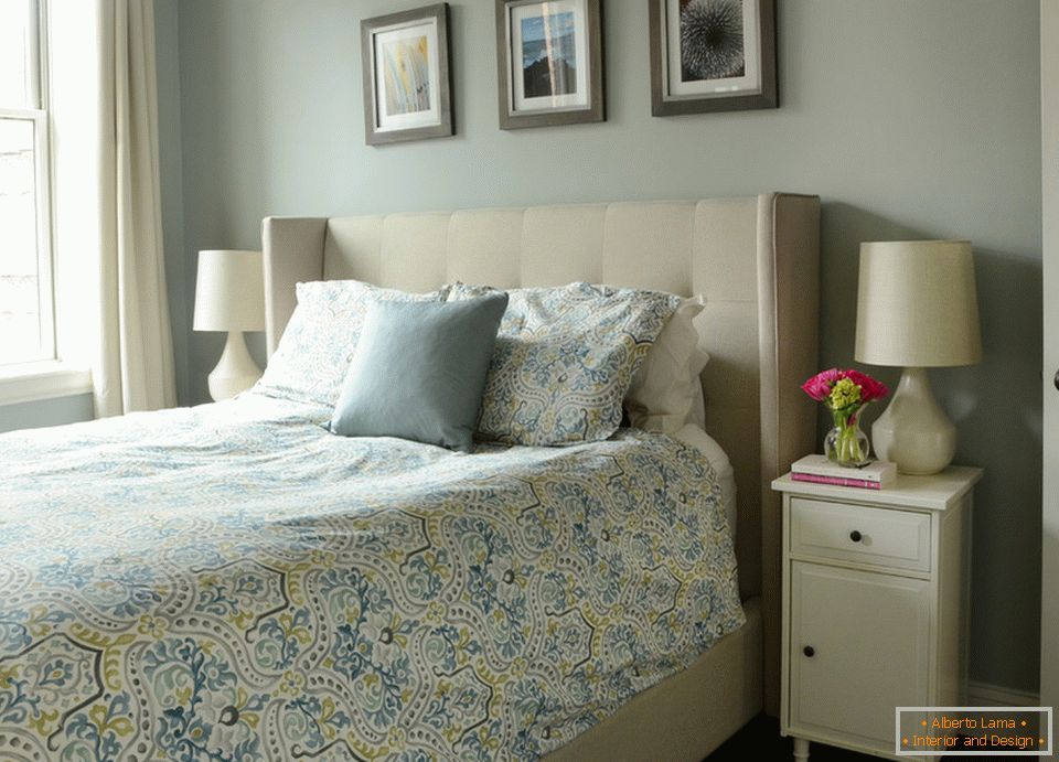 Interiorul unui apartament mic: dormitor în culori pastelate