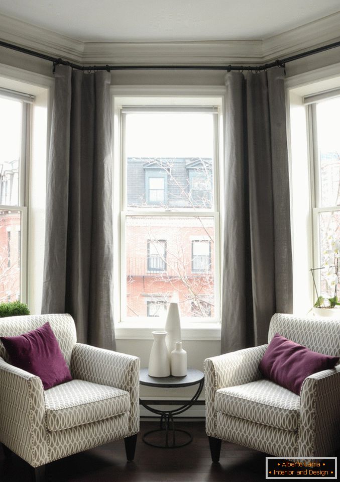 Interiorul unui apartament mic: zonă de ședere la fereastră