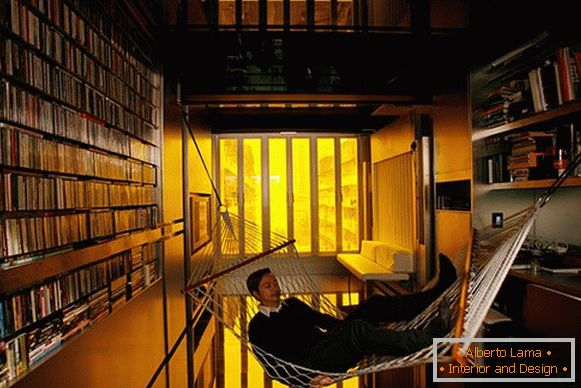 Interiorul unei încăperi mici: un hamac în bibliotecă