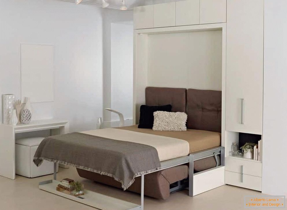 Sofa-transformator pat într-un dulap alb într-o cameră nu mare
