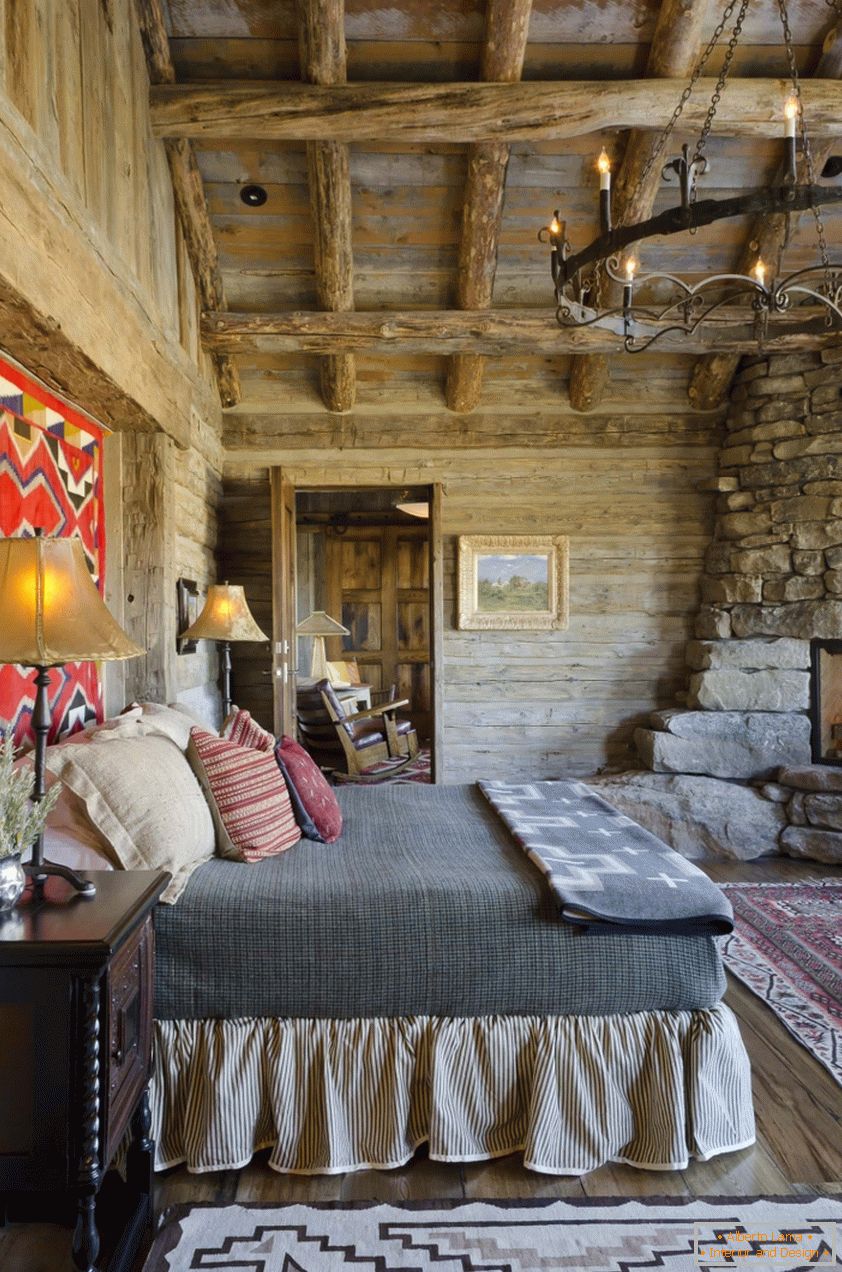 Design interior al unui dormitor într-o casă de lemn cu șemineu