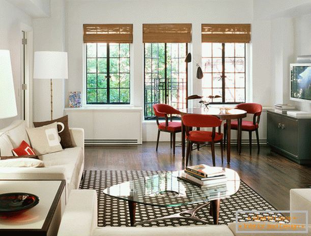 Interiorul unui living mic în stil minimalist