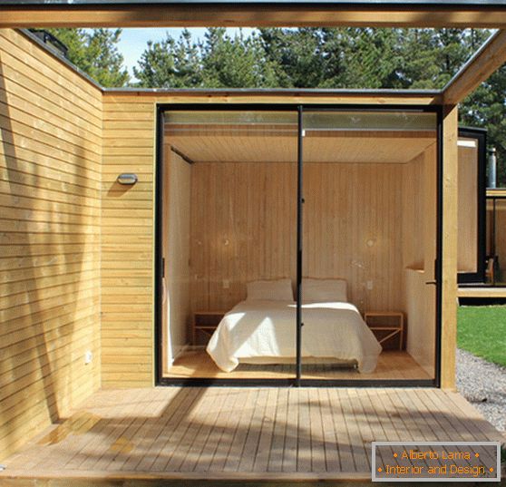 Dormitor într-o casă modulară din lemn