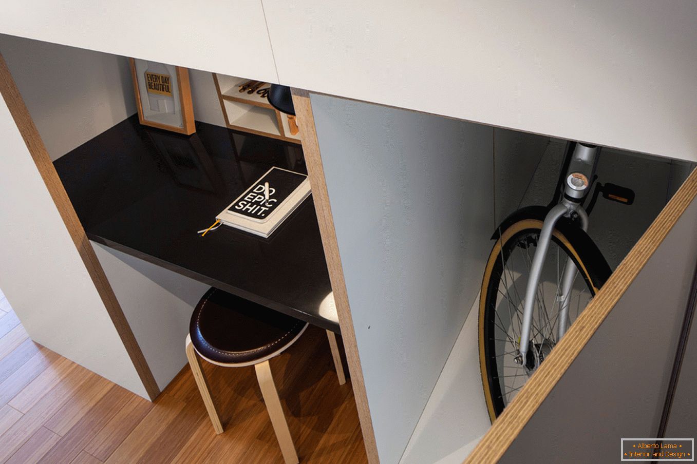 Casetă pentru depozitarea bicicletelor în apartamentul studio