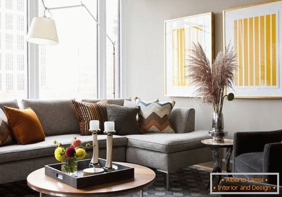 Canapea si covorul gri, in combinatie cu alte culori din interior