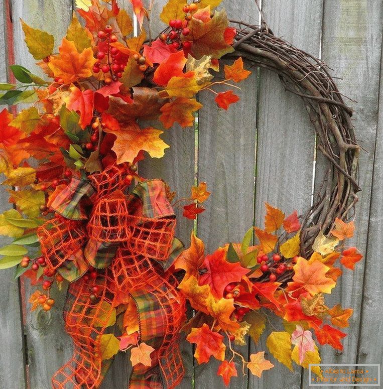 Un ornament frumos - o coroană de ramuri și frunze