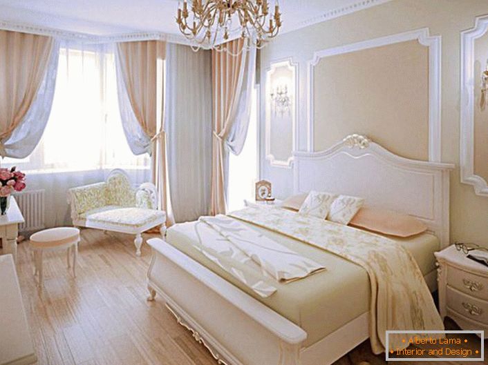 Dormitorul în stil modern în culorile piersicii este alegerea potrivită pentru un cuib de familie.