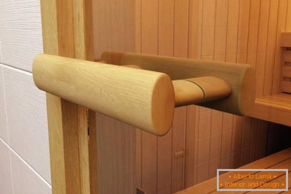 Mâner din lemn pentru uși de sticlă într-o saună din tei