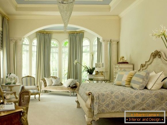 Ferestre înalte arcuite - o fotografie a unui dormitor în stil clasic