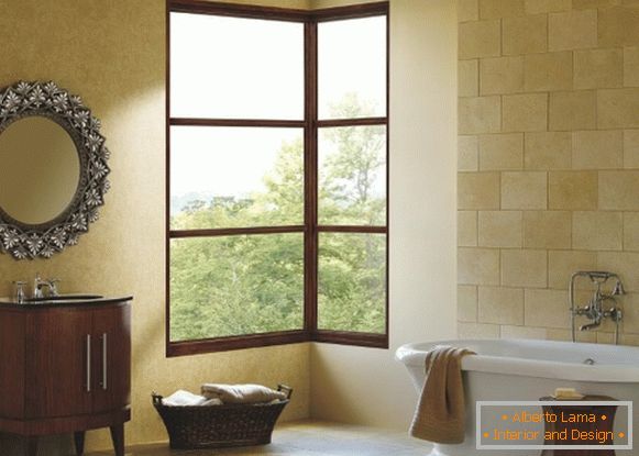 Cel mai bun design de ferestre - fotografie a unei ferestre din colț în baie