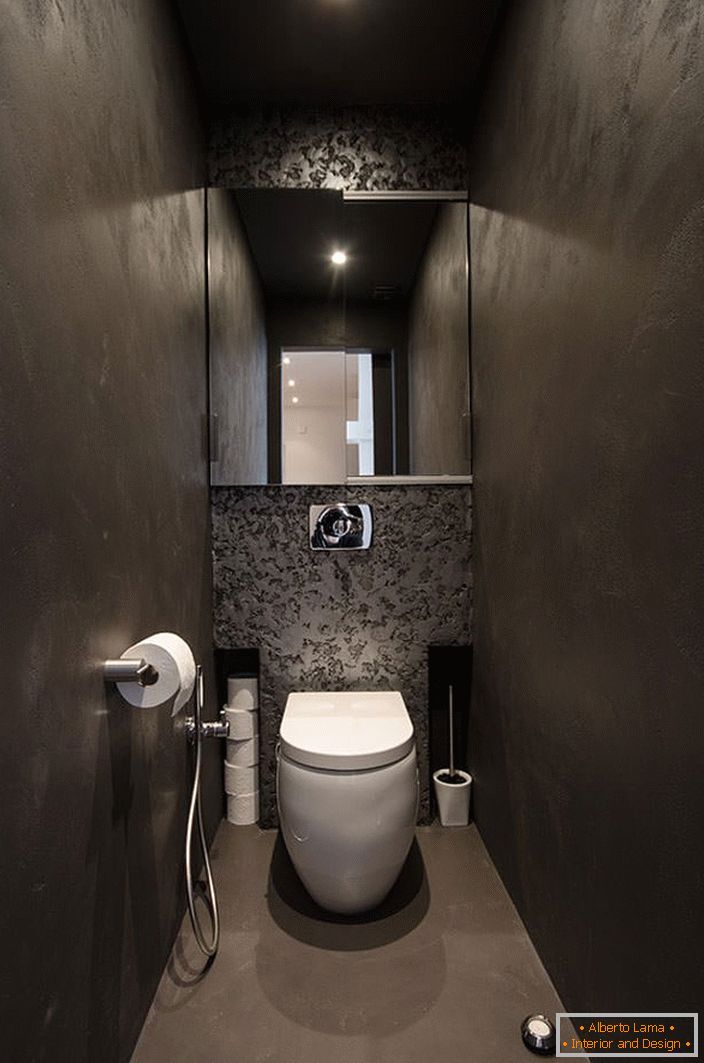 Interiorul unei toalete mici în apartament