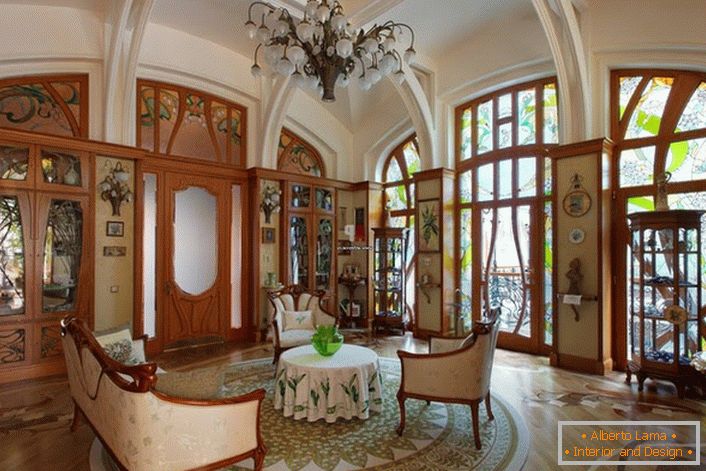 Camera de zi din casa mare a familiei spaniole este decorată într-un stil modern. O cameră confortabilă pentru întâlniri de seară cu prietenii sau familia.