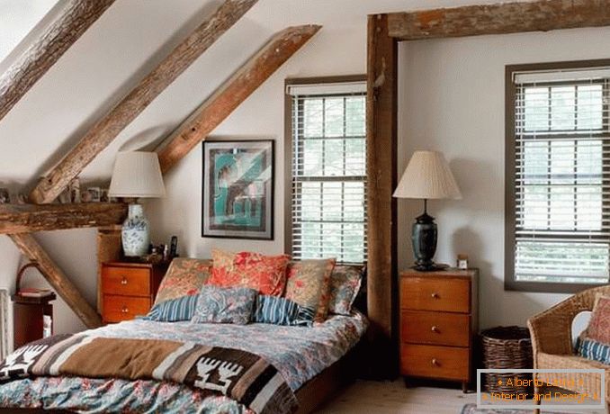 Dormitor eclectic cu decor în stil de țară