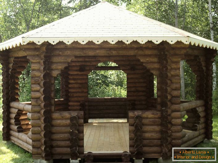 Cabana în stil cabană este construită dintr-o casă veche din lemn. Cladirea spatioasa va fi o decoratie eleganta a oricarei curti. 