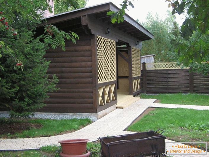 Un gazebo închis din lemn în stilul unei cabane este o alegere populară pentru proprietarii de imobile din suburbiile moderne.