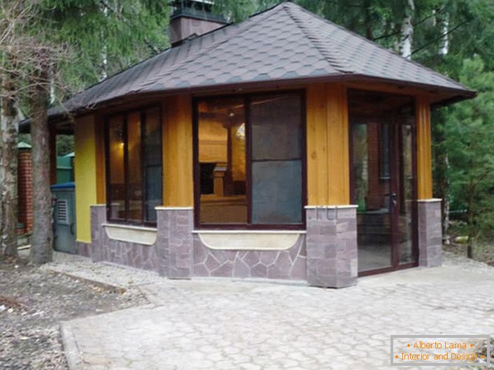 Un chioșc de iarnă în stilul unei cabane este o soluție ideală pentru proiectarea unei zone suburbane.