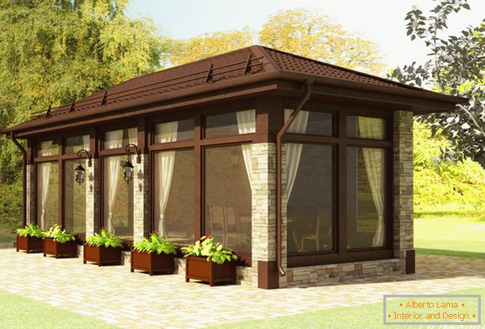 Un chioșc modern în stilul cabanei este finisat cu piatră naturală. O soluție creativă pentru proiectarea structurii peisajului - oale cu verdețuri.
