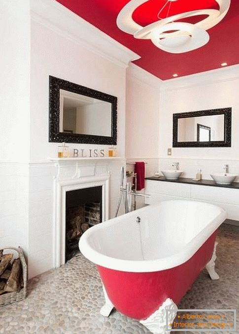 Tavan roșu în baie