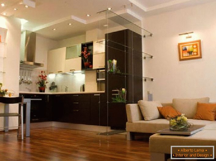Proiectul unui apartament-studio de 40 mp M este planificat din calculul practic. Între bucătărie și sufragerie nu există compartimente care să permită extinderea spațiului și lărgirea acestuia. 