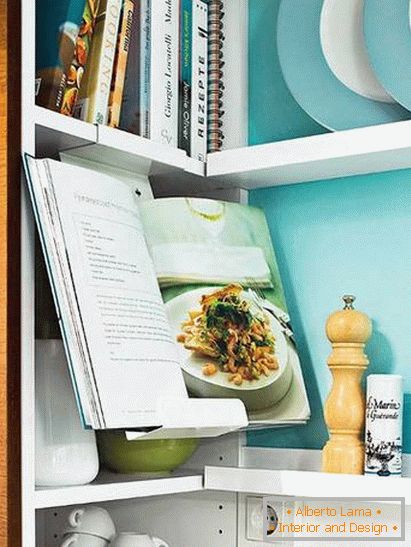 Cărți și ustensile într-o bucătărie mică, în culori turcoaz