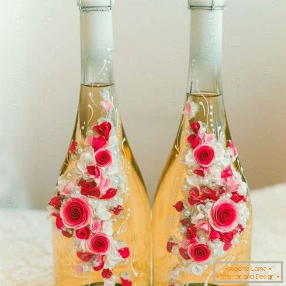 Cum să decorezi o sticlă de șampanie pentru o nuntă cu flori