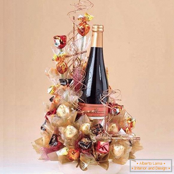 Cum să decorezi o sticlă de șampanie cu dulciuri на праздник
