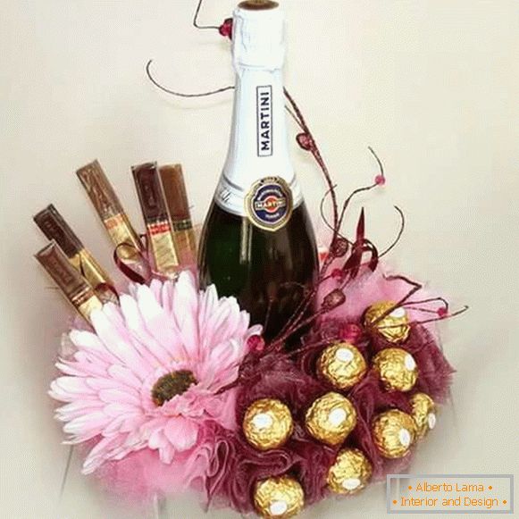 Decorul unei sticle de șampanie cu bomboane și flori - fotografie