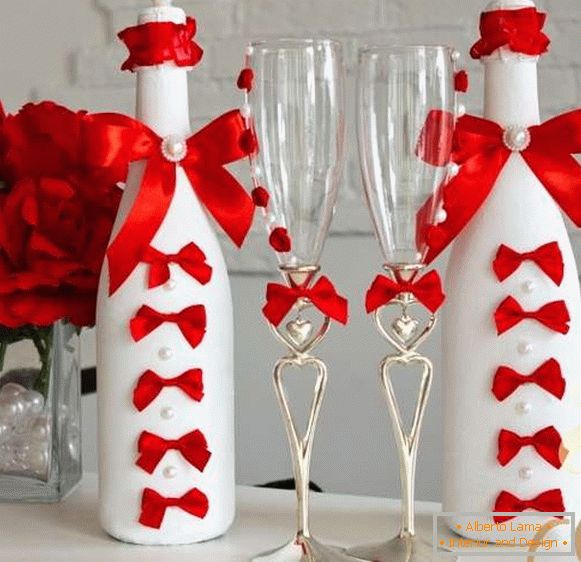 Decorarea unei sticle de șampanie pentru o nuntă cu panglici și margele