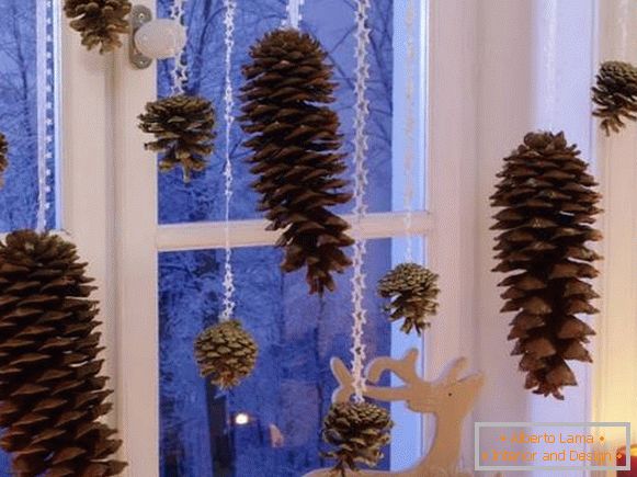 Decorarea de Crăciun a ferestrelor în interior - fotografie cu materiale naturale