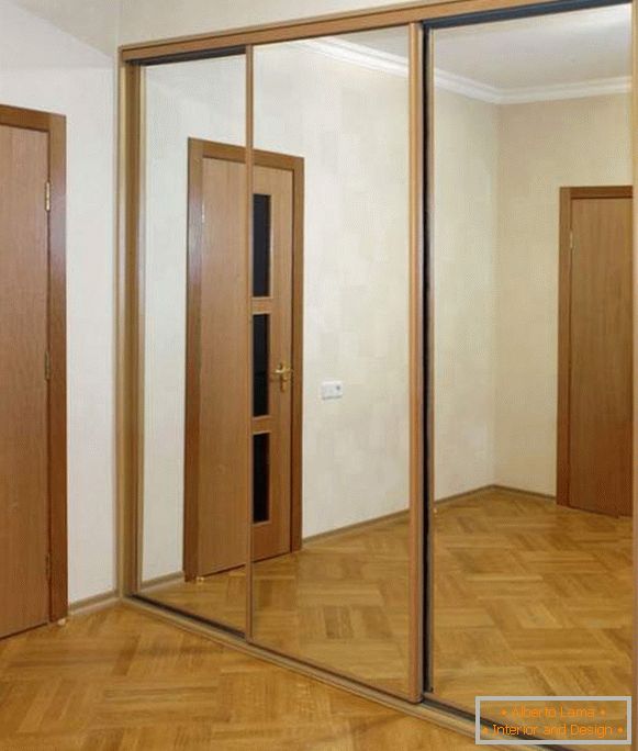 Uși de oglindă pentru compartimentul dulapului încorporat