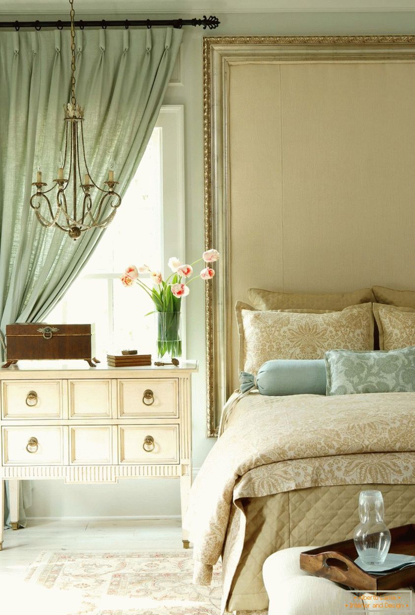 Design clasic pompos al dormitorului interior cu tapet material
