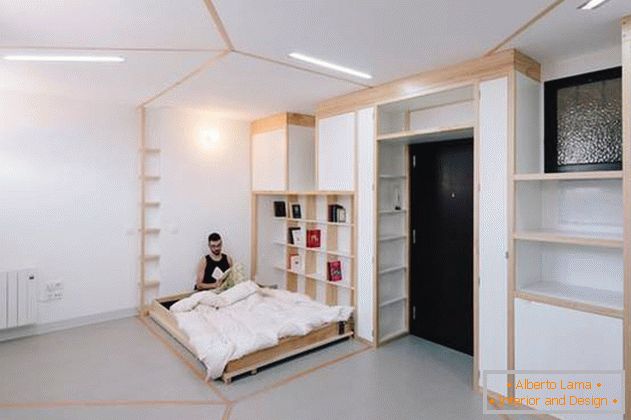 Zonă de odihnă într-un apartament cu pereți mobili