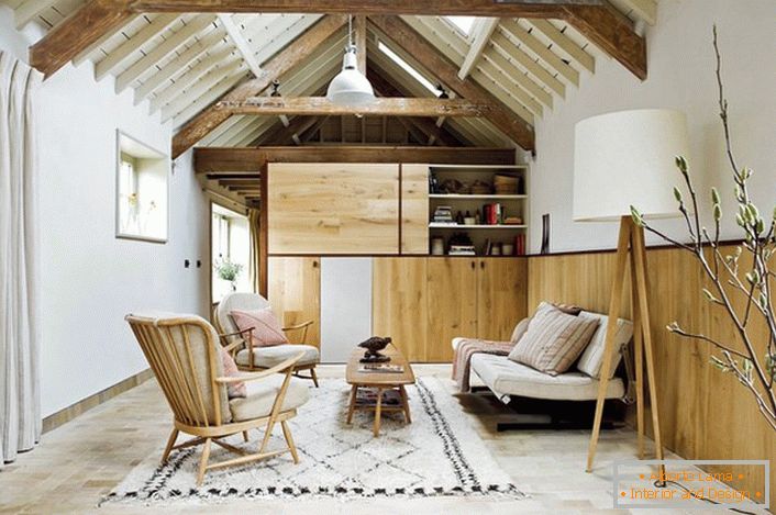 Prezența stilului scandinav este evidențiată prin utilizarea de materiale predominant naturale pentru design interior. Mobilierul din lemn, țesăturile de tapițare naturale, o piesă mică de covor constituie o imagine integrală a interiorului în stil scandinav.