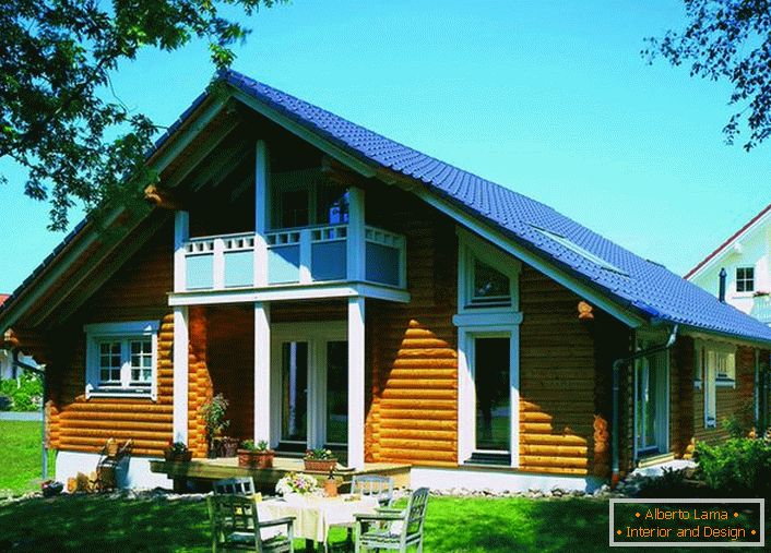 Casa scandinavă din lemn de casă - cea mai comună variație a imobilului suburban. Exteriorul atrăgător, în combinație cu un preț relativ scăzut al construcției, face ca casele în stil scandinav populare și în cerere.