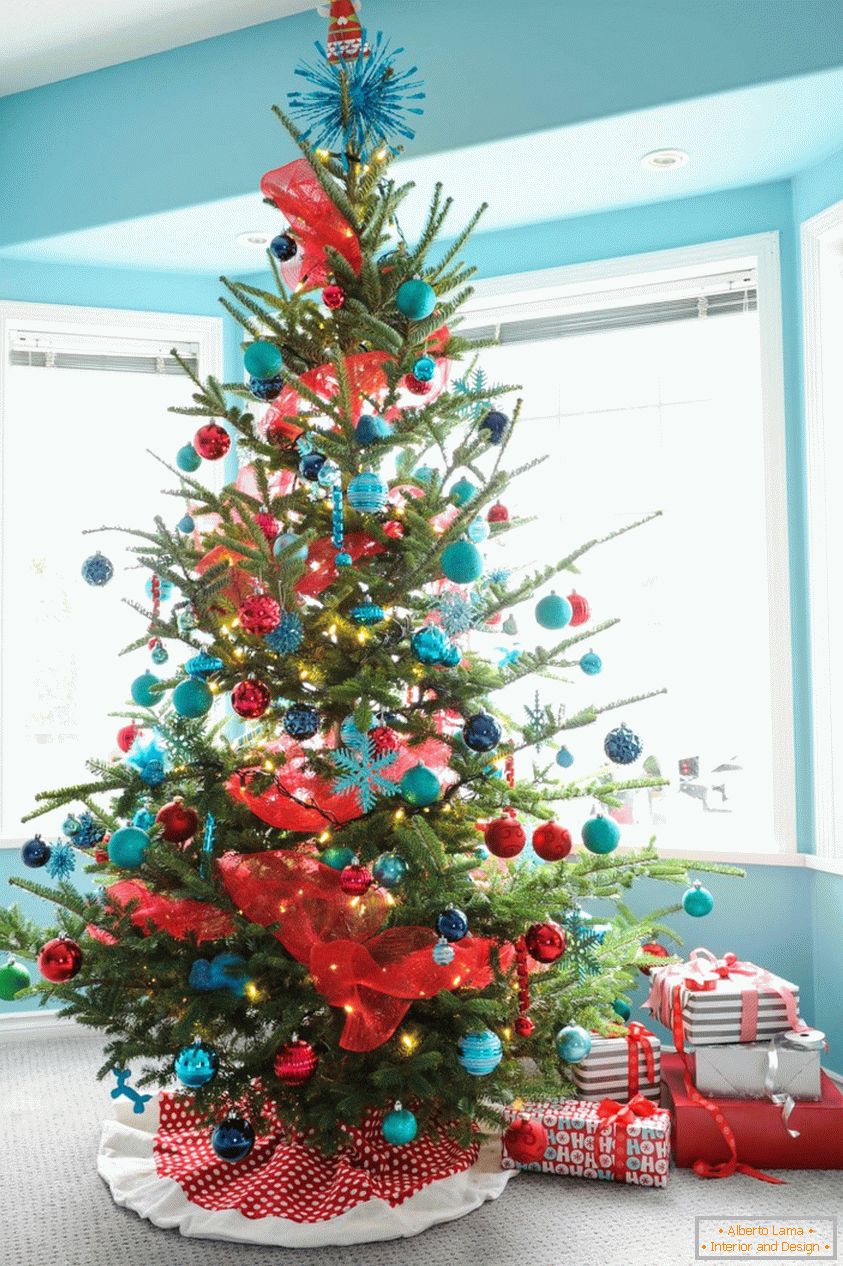 Decorarea pomului de Crăciun în culori albastre și roșii
