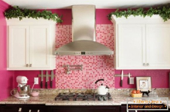 Pereții roz și mobila alb-negru în bucătărie