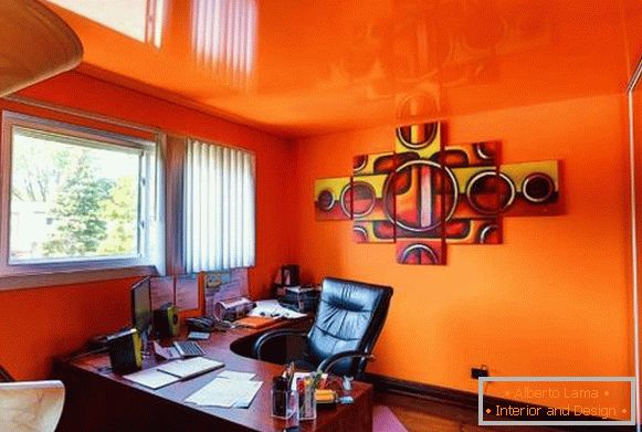 Luminos interior cu un tavan întins de culoare portocalie