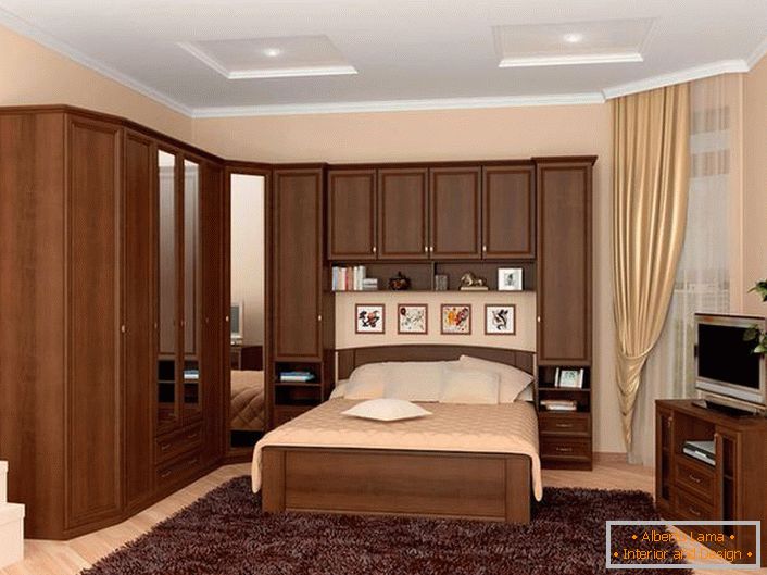 O soluție practică pentru aranjamentul dormitorului este o suită modulară care rulează pe pat. Economie eficientă a spațiului.