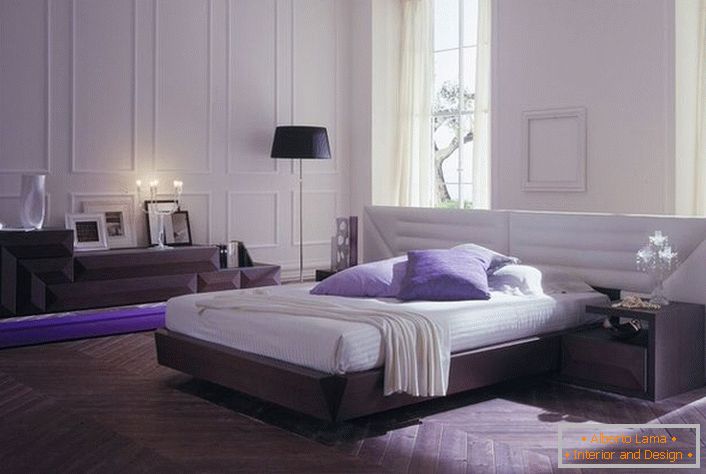 Dormitorul minimalist este mobilat cu mobilier modular. Lumina bine selectată face camera să fie romantică și confortabilă.