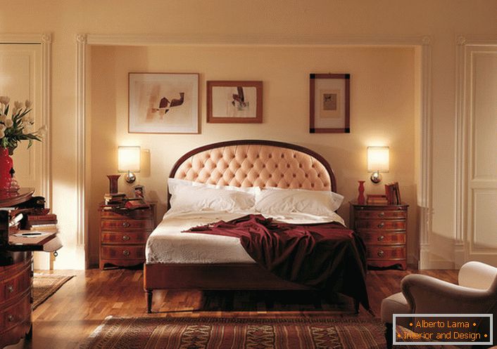 Stilul englez nobil în dormitor este atractiv și modest. Centrul de atenție este un pat într-un cap de sus, care este împânzit cu o cârpă moale de lumină bej.